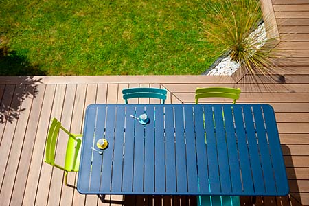 Salon de jardin en terrasse sous le soleil d'été